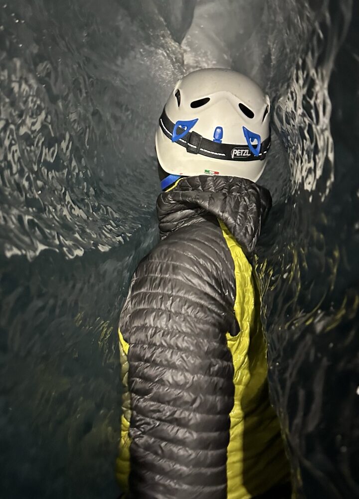 Glasklares Wassereis tief im Gletscher